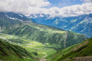 Güzel dağ manzarası ile taze yeşil çimen
