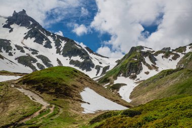 Karlı güzel dağ manzarası