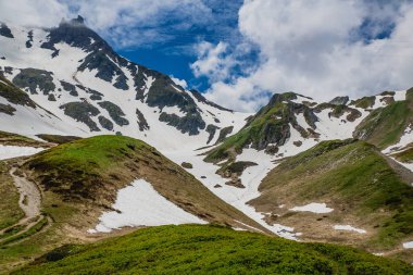Karlı güzel dağ manzarası