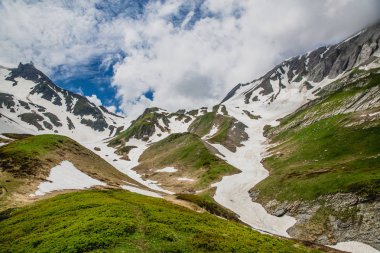 Karlı güzel dağ manzarası