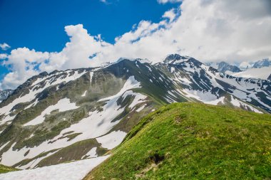 Karlı güzel dağ manzarası