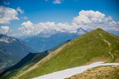 Güzel dağ manzarası ile taze yeşil çimen