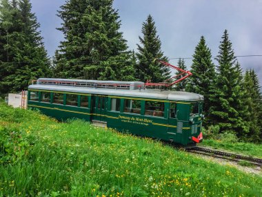 kar ile Güzel dağ manzara tren