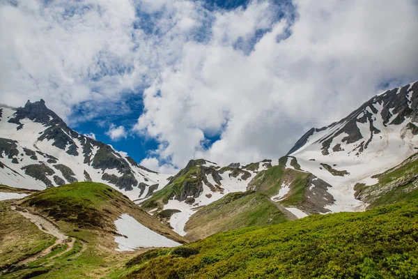 Bela Paisagem Montanhosa Com Grama Verde Fresca — Fotografia de Stock