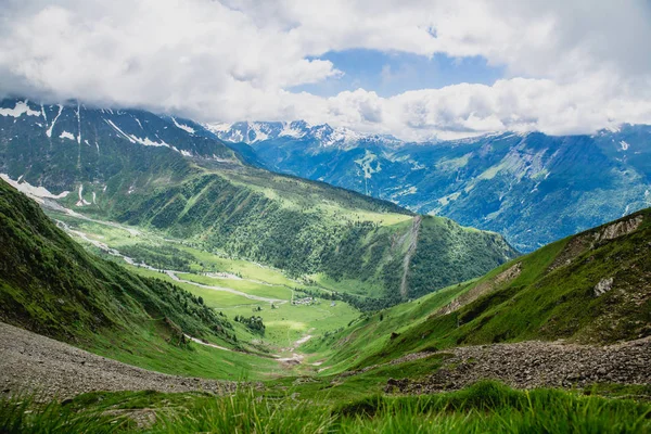 Prachtige Berglandschap Met Fris Groen Gras — Stockfoto