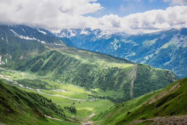 Prachtige Berglandschap Met Fris Groen Gras — Stockfoto