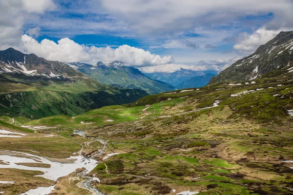 Hermoso Paisaje Montaña Con Hierba Verde Fresca —  Fotos de Stock