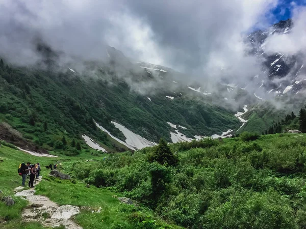 Turistas Caminhadas Bela Montanha Alpes — Fotografia de Stock