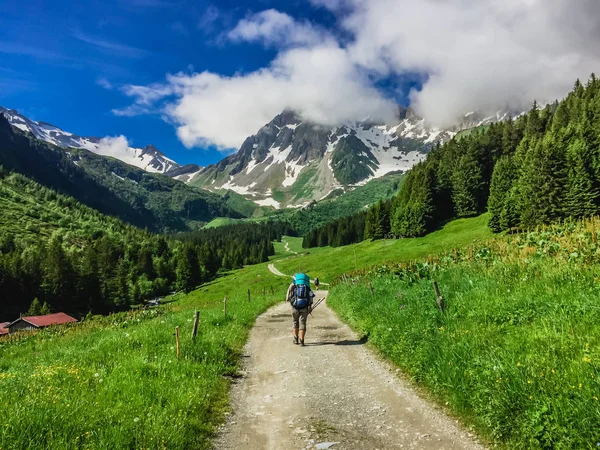 Senderismo Turístico Hermosa Montaña Los Alpes —  Fotos de Stock