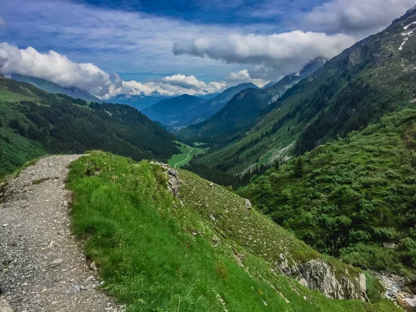 Hermoso Paisaje Montaña Con Hierba Verde Fresca — Foto de Stock