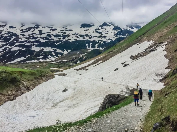 Turistas Senderismo Hermosa Montaña Los Alpes —  Fotos de Stock