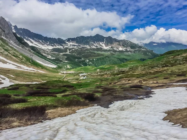 Krásná Horská Krajina Čerstvou Trávou — Stock fotografie