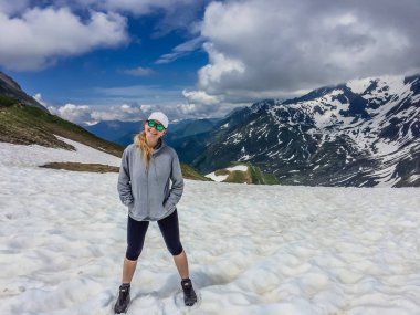 kadın turist güzel Alpler dağında hiking