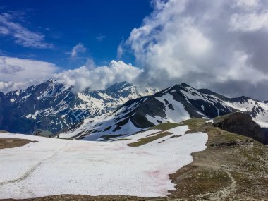 Karlı güzel dağ manzarası