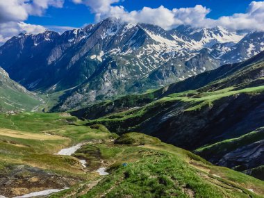 Güzel dağ manzarası ile taze yeşil çimen