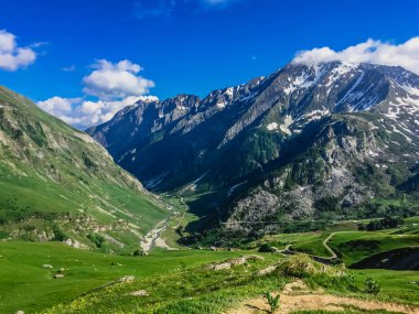 Güzel dağ manzarası ile taze yeşil çimen