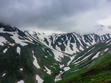 Güzel dağ manzarası ile taze yeşil çimen