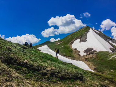 Turistler güzel Alpler dağında hiking
