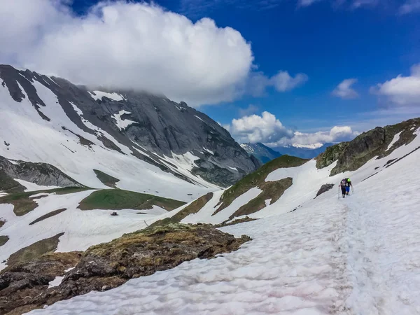 Toeristen Wandelen Prachtige Bergen Van Alpen — Stockfoto
