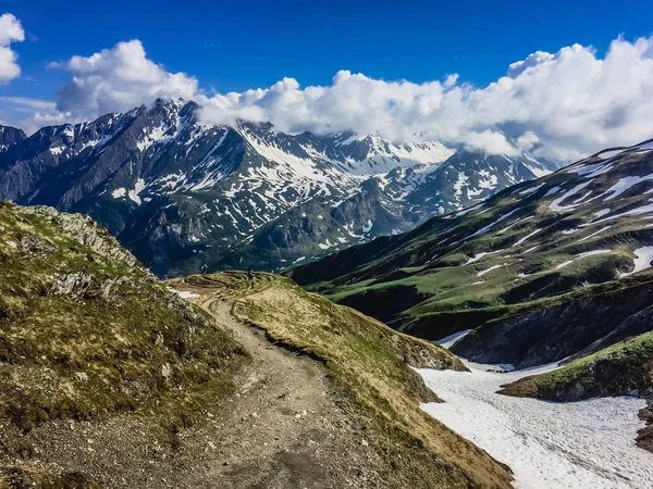 Hermoso Paisaje Montaña Con Hierba Verde Fresca —  Fotos de Stock