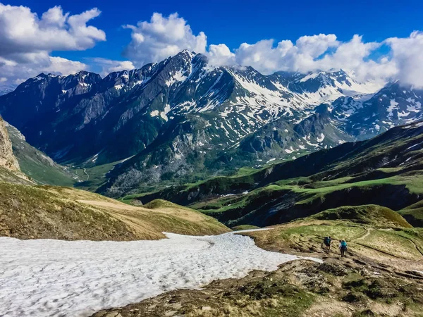 Hermoso Paisaje Montaña Con Hierba Verde Fresca —  Fotos de Stock