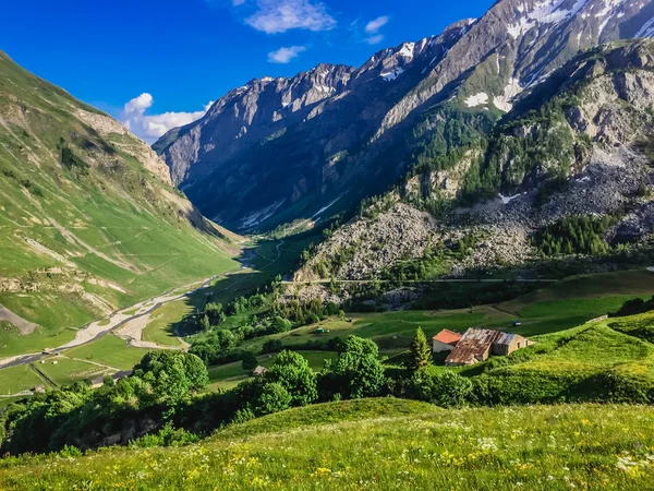 Hermoso Paisaje Montaña Con Hierba Verde Fresca —  Fotos de Stock