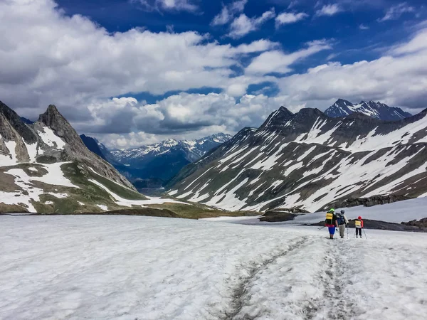 Toeristen Wandelen Prachtige Bergen Van Alpen — Stockfoto