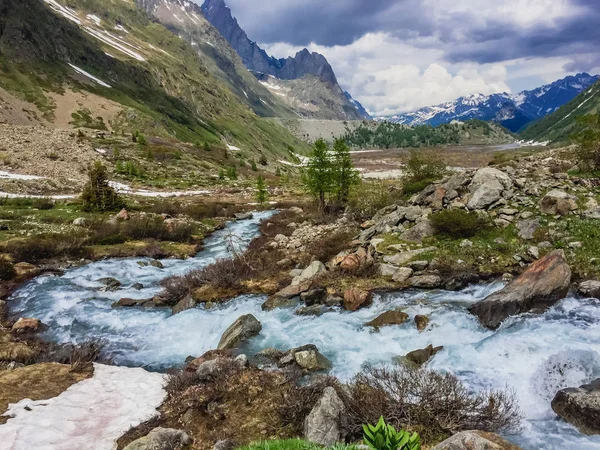 Hermoso Paisaje Montaña Con Hierba Verde Fresca —  Fotos de Stock