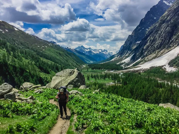 Senderismo Turístico Hermosa Montaña Los Alpes — Foto de Stock