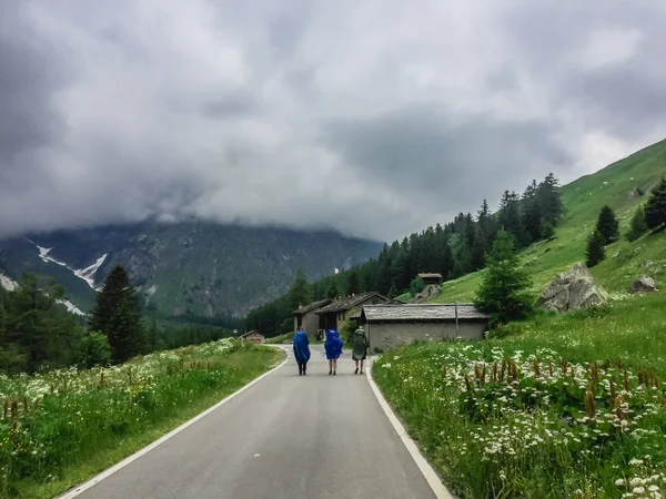 Turistas Senderismo Hermosa Montaña Los Alpes —  Fotos de Stock
