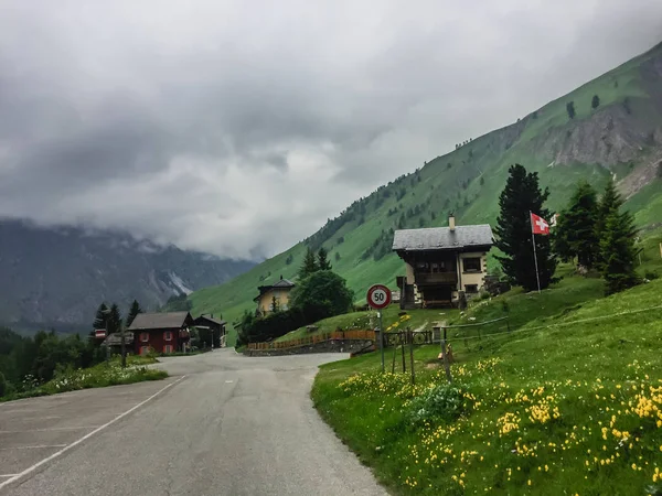 Schöne Berglandschaft Mit Typischen Schweizer Häusern — Stockfoto