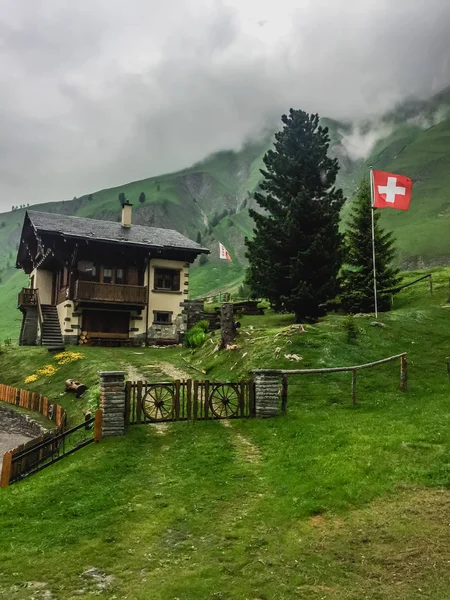 Bela Paisagem Montanhosa Com Casa Típica Suíça — Fotografia de Stock