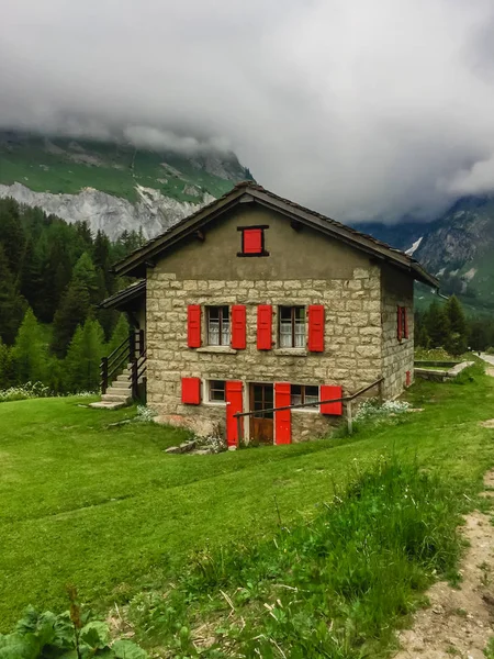 Bela Paisagem Montanhosa Com Casa Típica Suíça — Fotografia de Stock