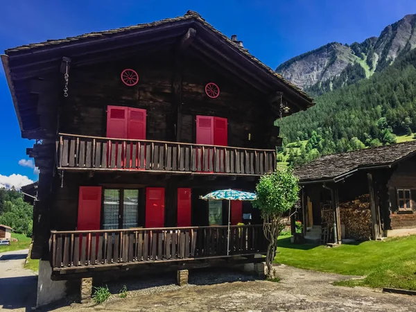 Gyönyörű Hegyi Táj Tipikus Svájci Ház — Stock Fotó