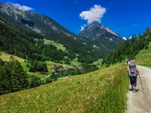 Turistas Senderismo Hermosa Montaña Los Alpes —  Fotos de Stock