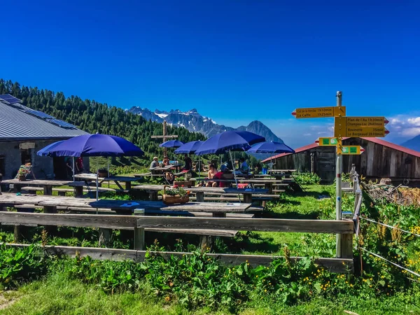 Turiști Odihnindu Cafenea Frumosul Munte Alpi — Fotografie, imagine de stoc