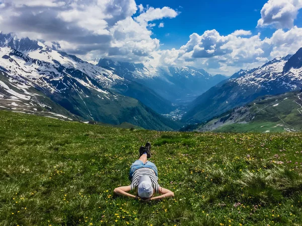 Turista Hembra Tendida Sobre Hierba Hermosa Montaña Los Alpes —  Fotos de Stock