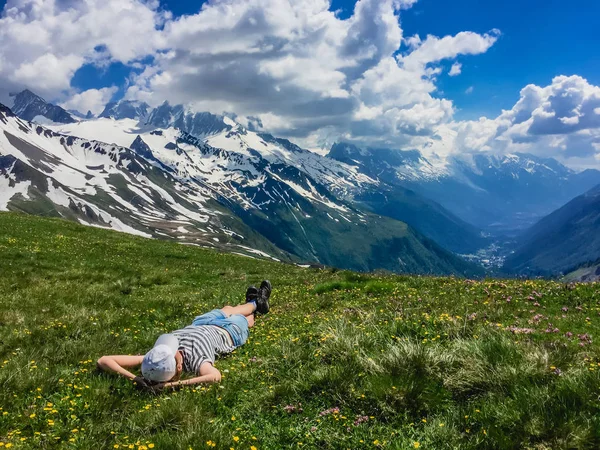 Turista Hembra Tendida Sobre Hierba Hermosa Montaña Los Alpes —  Fotos de Stock