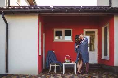 Aşk sarılma içinde güzel genç çift