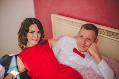 Güzel genç çift yatakta yatarken aşık 