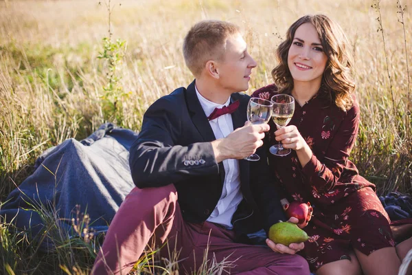 Schönes Junges Verliebtes Paar Trinkt Wein Freien — Stockfoto