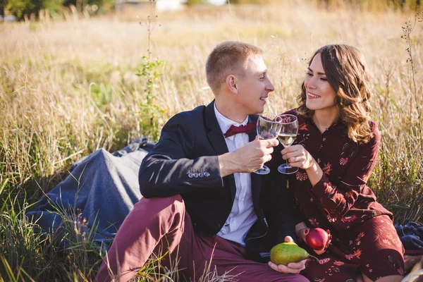 Vackra Unga Par Kärlek Dricker Vin Utomhus — Stockfoto