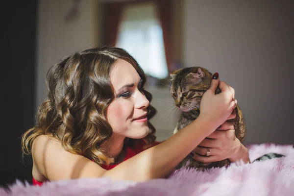 Jovem Mulher Atraente Vestido Vermelho Com Gato Bonito Tabby — Fotografia de Stock