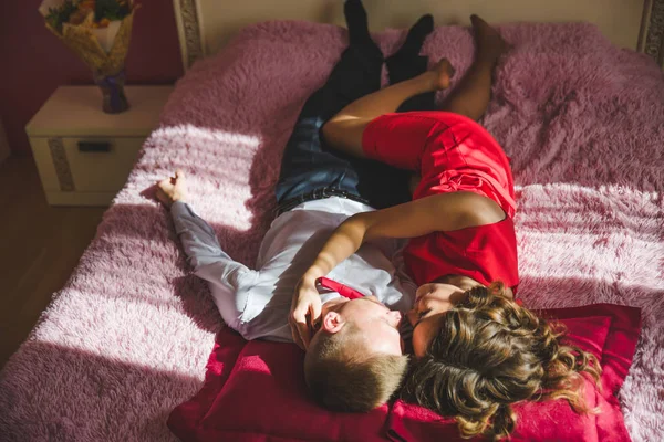 Belo Jovem Casal Apaixonado Deitado Cama — Fotografia de Stock