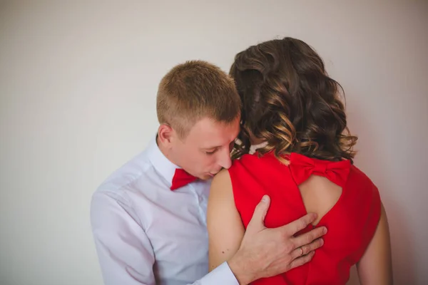 美丽的年轻夫妇在爱拥抱 — 图库照片