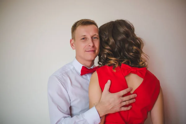 Belo Jovem Casal Apaixonado Abraçando — Fotografia de Stock