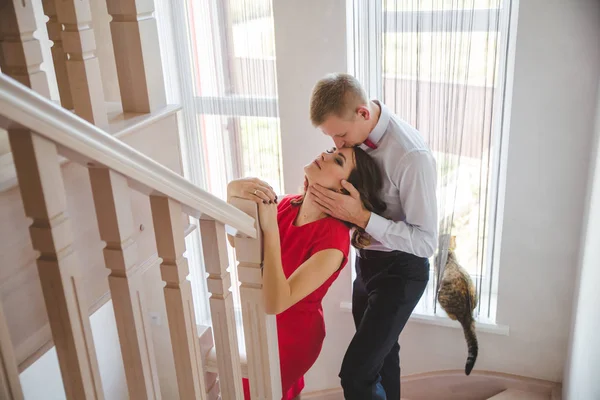 Hermosa Pareja Joven Amor Posando Escalera —  Fotos de Stock