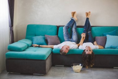 Güzel genç çift evde vakit geçirmeyi seviyorum patlamış mısır yemek  