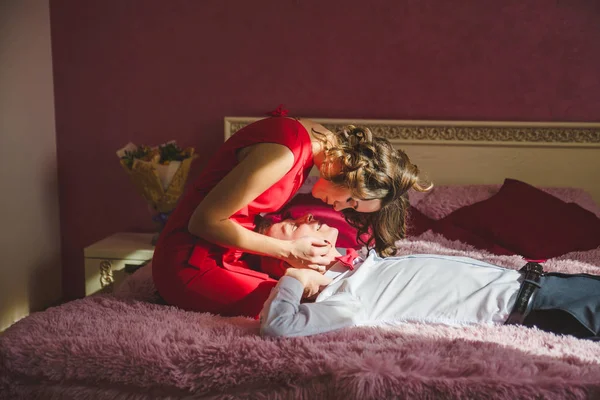 Красивая Молодая Пара Влюблена Спальню — стоковое фото