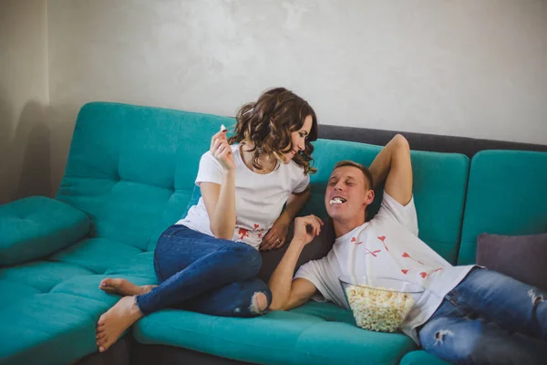 Beautiful Young Couple Love Spending Time Home Eating Popcorn — Stock Photo, Image